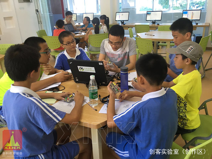 <a href='http://www.lc735.cn' target='1' style='font-size:14px; font-weight:bold; color:#0080ff;'>創客實驗室</a>