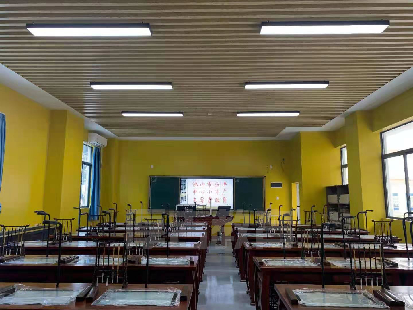 學校<a href='http://www.lc735.cn/chanpin/57-1.html' target='1' style='font-size:18px; font-weight:bold; color:#000000;'>書法室</a>