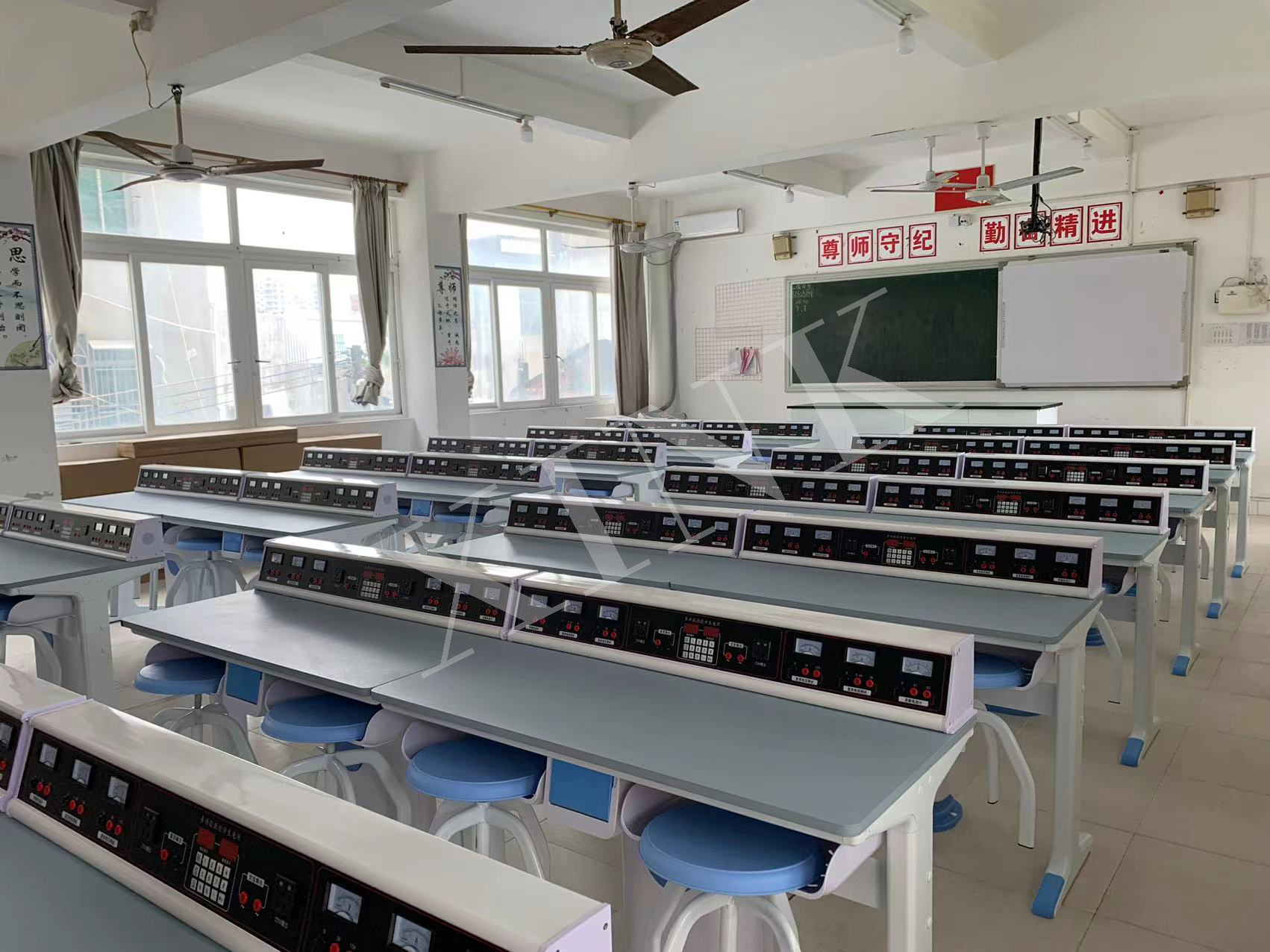 電學<a href='http://www.lc735.cn/' target='1' style='font-size:14px; font-weight:bold; color:#0080ff;'>物理實驗室</a>