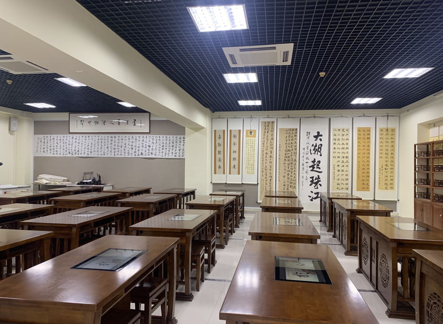 <a href='http://www.lc735.cn/chanpin/57-1.html' target='1' style='font-size:18px; font-weight:bold; color:#000000;'>書法室</a>