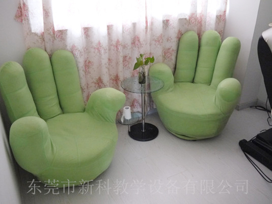 學校<a href='http://www.lc735.cn' target='1' style='font-size:14px; font-weight:bold; color:#0080ff;'>心理咨詢室</a>布置