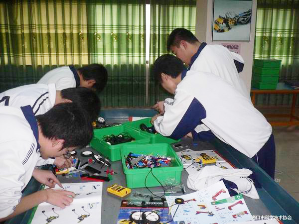 <a href='http://www.lc735.cn/chanpin/60-1.html' target='1' style='font-size:18px; font-weight:bold; color:#000000;'>機器人功能室</a>